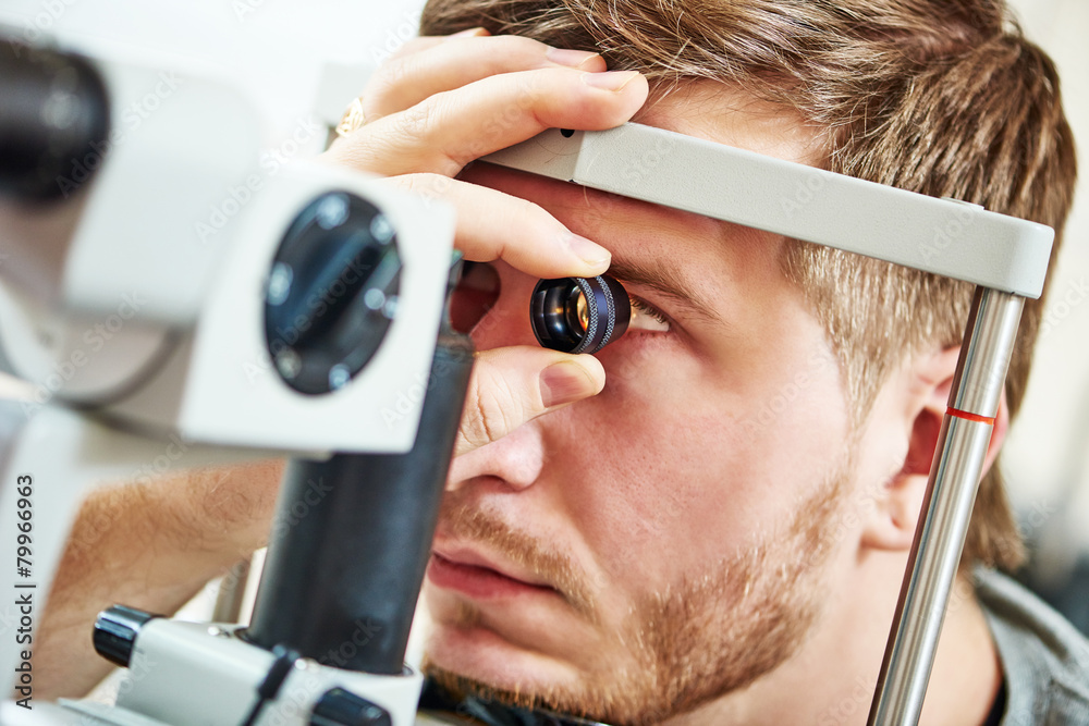 1000_F_79966963_vWAdUUVJJh8qtL32l1ooBgCNAFuYNdw9 An optometrist performing a diabetic eye exam on a patient using advanced diagnostic equipment in Oakville.